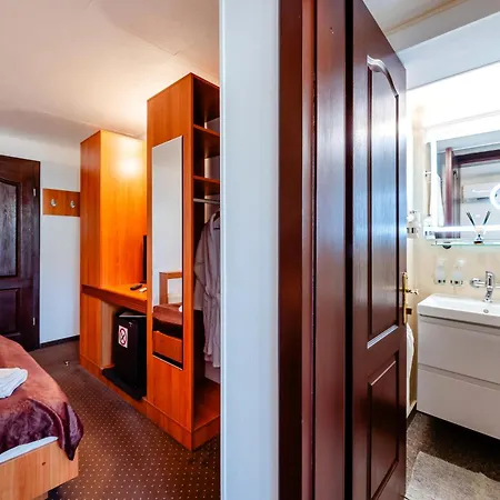 Regal 3*